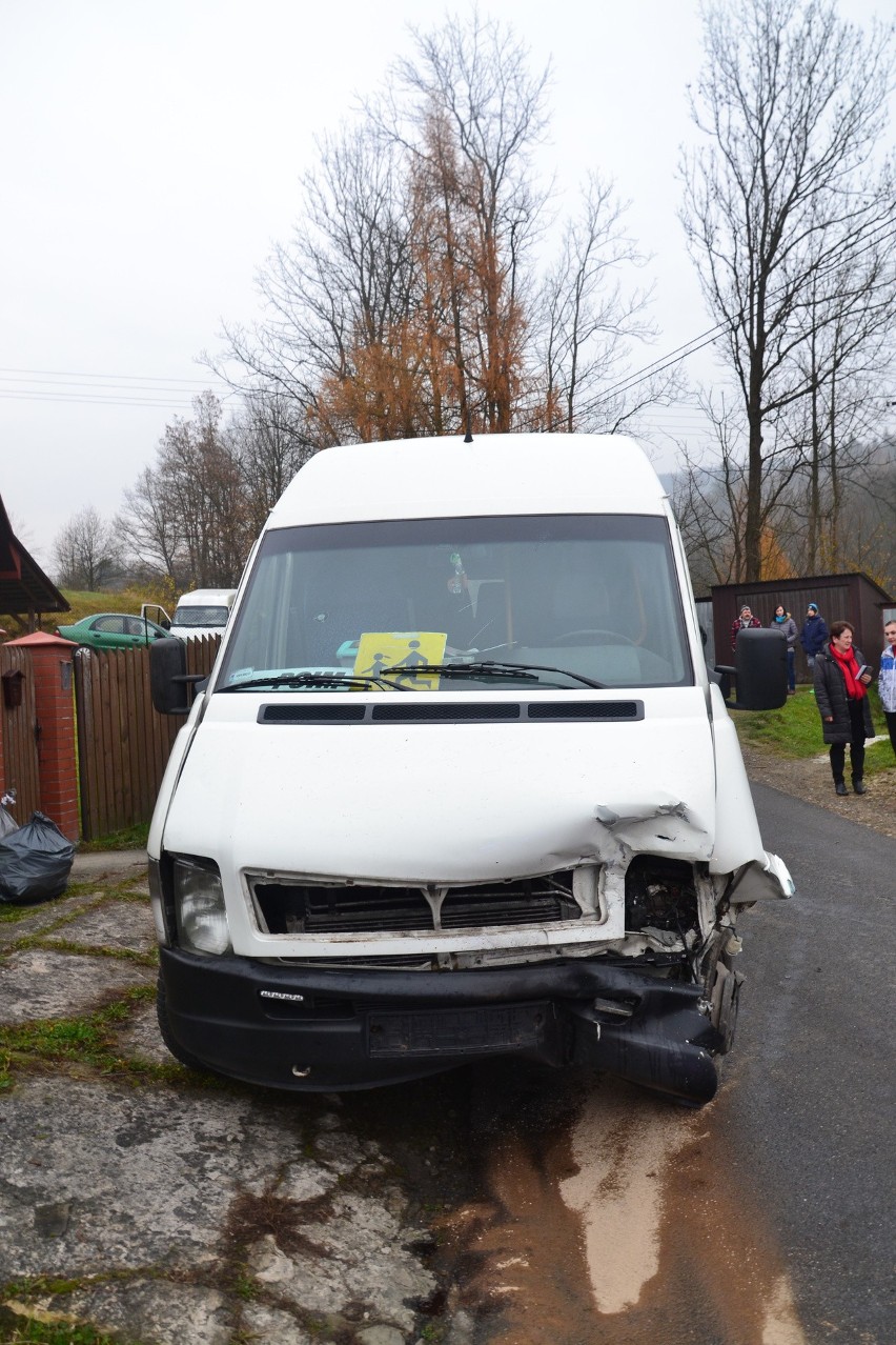 Pcim. Bus wiozący dzieci zderzył się czołowo z osobówką [ZDJĘCIA]