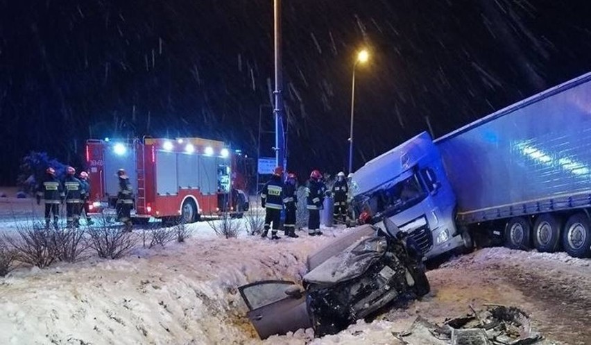 Nocny wypadek w Kisielnicy. Zderzyła się osóbka z TIR-em.