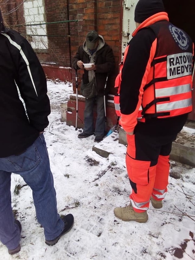 Streetworkerzy i ratownicy medyczni docierają do bezdomnych, kt&oacute;rzy nie chcą być w schroniskach.