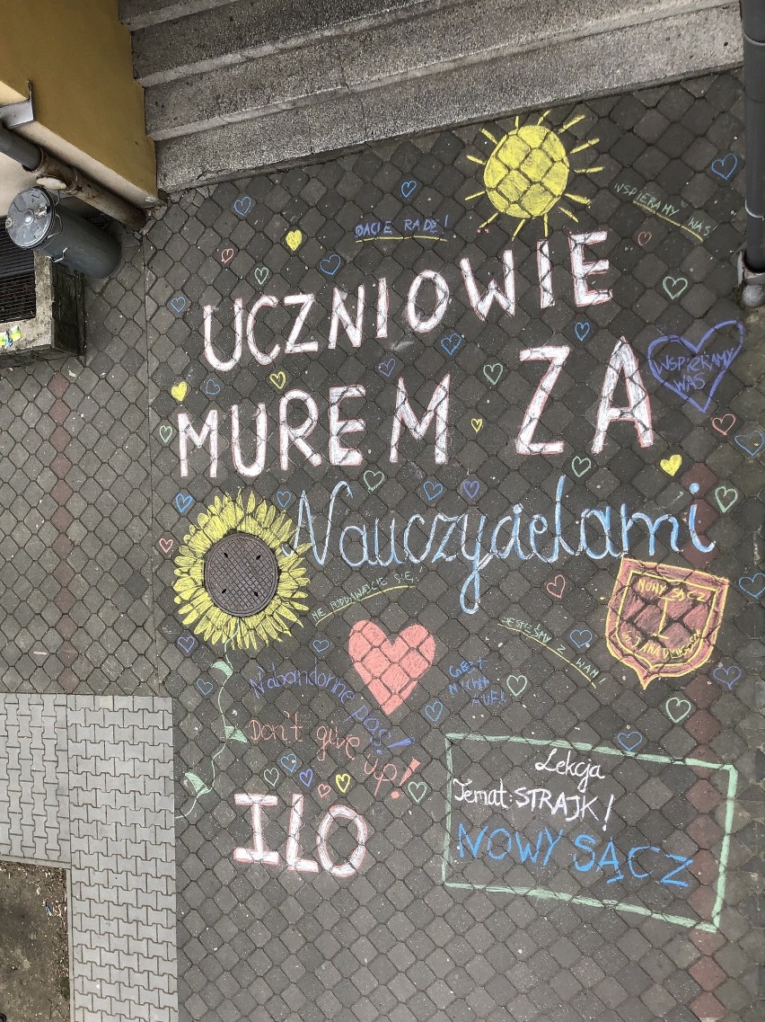 Nowy Sącz. Tak uczniowie I Liceum Ogólnokształcącego wspierają  strajkujących nauczycieli [ZDJĘCIA]