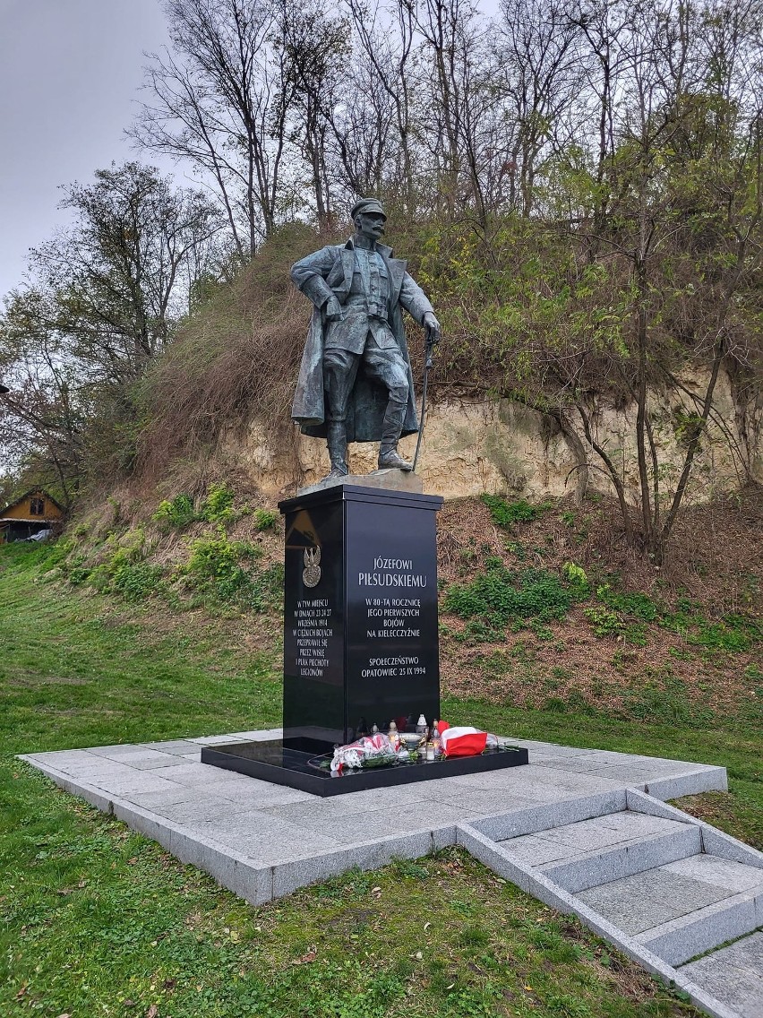 Przy pomniku Józefa Piłsudskiego złożono też kwiaty.