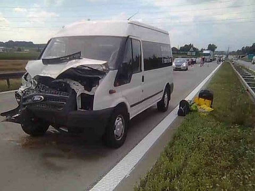 Znów wypadek na A4 pod Legnicą. Aż 9 osób rannych w zderzeniu busa z ciężarówką (ZDJĘCIA)