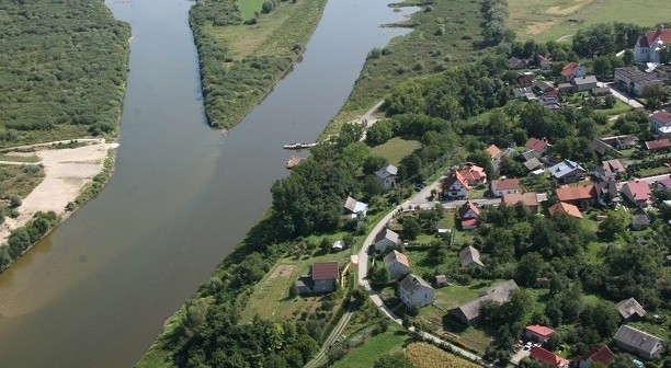 Opatowiec, położony przy ujściu Dunajca do Wisły, stracił prawa miejskie w 1869 roku.