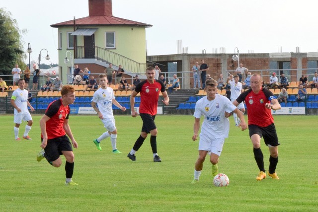 W czwartoligowym meczu Towarzystwo Sportowe 1946 Nida Pińczów uległo Alitowi Ożarów 1:2 (0:1). Bramki: Piotr Gajda 88 - Arkadiusz Kosno 6, Patryk Marut 84.Zachęcamy do obejrzenia galerii zdjęć z tego spotkania.Szczegóły na kolejnych slajdach.(dor)