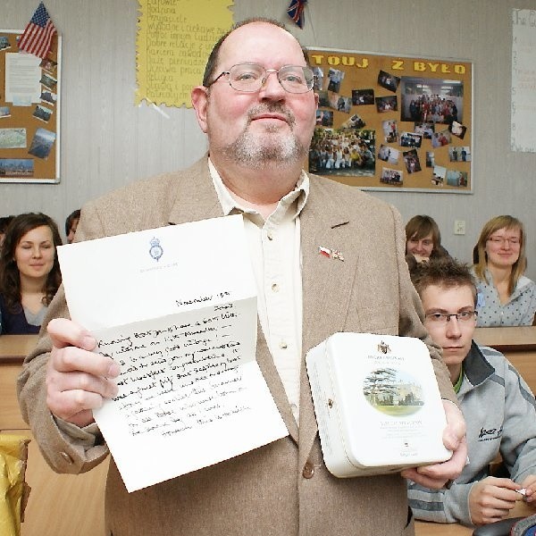 Na zdjęciu Kris Kublicki prezentuje list i herbatniki od księcia