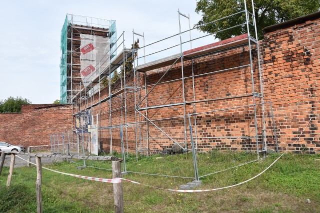 Remont murów miejskich w Byczynie nieoczekiwanie się zakończył, bo gmina rozwiązała umowę z wykonawcą.