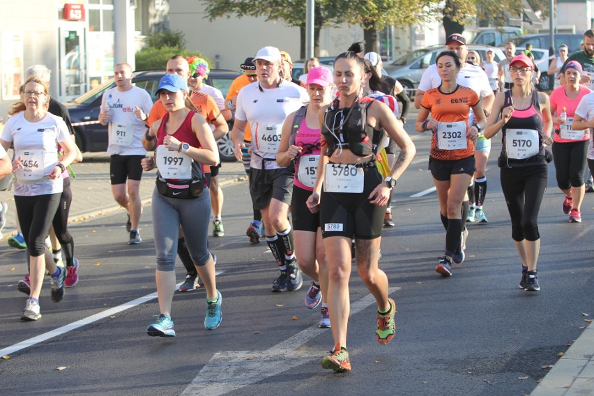 Zdjęcia z maratonu w Poznaniu 2018 - biegacze na pierwszym...