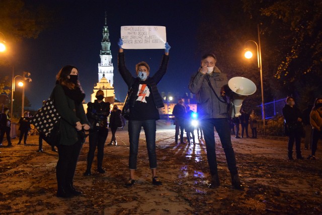 Protest w obronie praw kobiet w Częstochowie, 24 października 2020 roku.Zobacz kolejne zdjęcia. Przesuwaj zdjęcia w prawo - naciśnij strzałkę lub przycisk NASTĘPNE