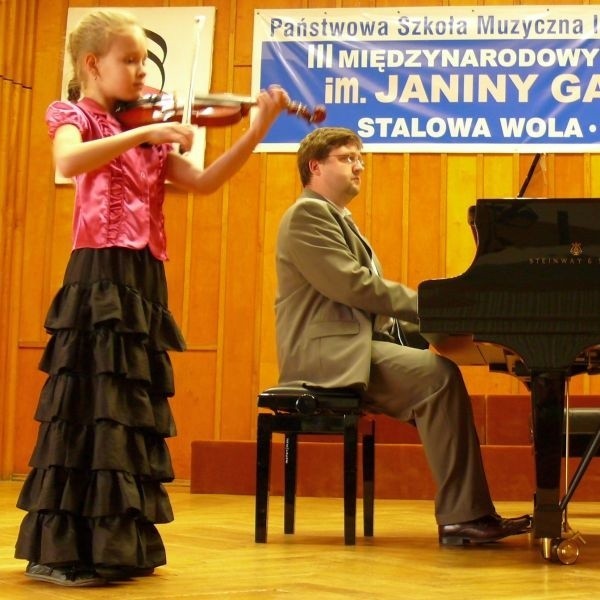 Na skrzypcach gra Anna Maria Toporkiewicz z Tymbarka.