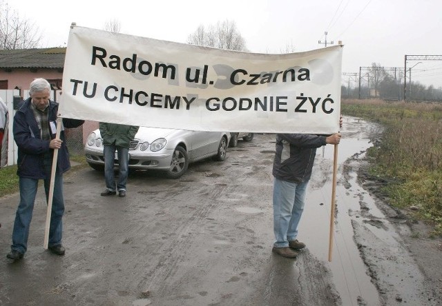 Mieszkańcy Czarnej czekali na gości na swojej ulicy z transparentem. Na zdjęciu Tadeusz Tymirski, jeden z mieszkańców.