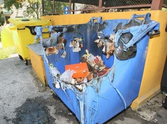 Spalone nowe kontenery na śmieci przy ulicy Pomorskiej 88 w Kielcach