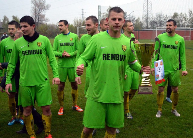 Marcin Kalinowski, kapitan MKS Trzebinia-Siersza, prezentuje trofeum w zachodniej Małopolsce.