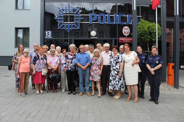 Seniorzy z Domu Dziennego Pobytu "Życzliwa Przystań"  odwiedzili Komendę Powiatową Policji w Inowrocławiu. Z okazji policyjnego święta, złożyli życzenia dla wszystkich policjantów i pracowników komendy. Podinsp. Bożena Buczkowska, naczelnik Wydziału Ogólnego odebrała od nich w imieniu policjantów wiązankę kwiatów. Spotkanie miało również cel edukacyjny i poznawczy. Goście wysłuchali wspomnianej B. Buczkowskiej, która poinformowała ich  o modernizacji siedziby stróżów prawa. Mieli też wiele pytań na temat działań prowadzonych przez policję w różnych obszarach. Asp. szt. Izabella Drobniecka i asp. Justyna Piątkowska przybliżyły seniorom stuletnią historię policji, opowiedziały o budynkach jednostki i służących w nich ludziach. Była też mowa o zasadach bezpieczeństwa i zagrożeniach, dotyczących także seniorów. bezpiecznego seniora wiązało się z zachowaniem w określonych sytuacjach i zagrożeniach. Policjantki obdarowały słuchaczy upominkami w postaci smyczy z numerami alarmowymi. Natomiast wręczone przez nich kwiaty zostały złożone w godnym miejscu, czyli pod tablicą pamięci poległych policjantów. 