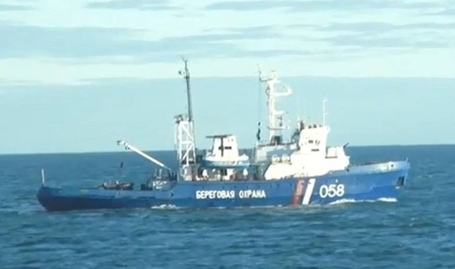 kadr z filmu dokumentującego zatrzymanie statku Greenpeace