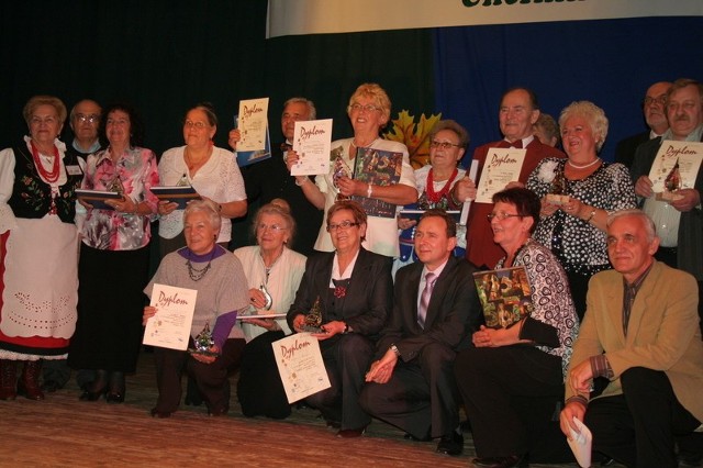 Pamiątkowe zdjęcie nagrodzonych uczestników VII Chełmińskich Spotkań Klubów Seniora