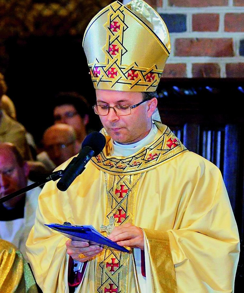 Zdaniem biskupa Damiana Bryla (na zdjęciu) decyzją o chrzcie...