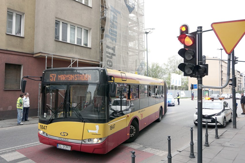 Autobus zahaczył o rusztowanie i stanął w poprzek ulicy! Nietypowa kolizja w centrum 