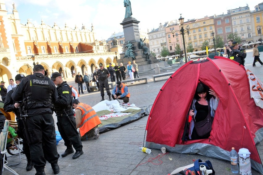 Kraków. Pamiętacie ten protest aktywistów? 10 lat temu zlikwidowano miasteczko namiotowe na Rynku Głównym