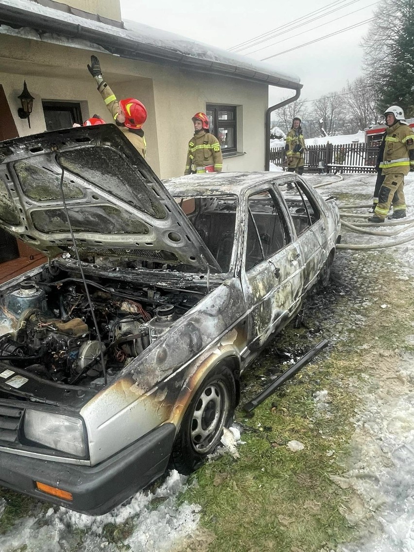 Samochód spłonął doszczętnie w Ryglicach pod Tarnowem. W trakcie gaszenia płonącego auta poparzony został właściciel 