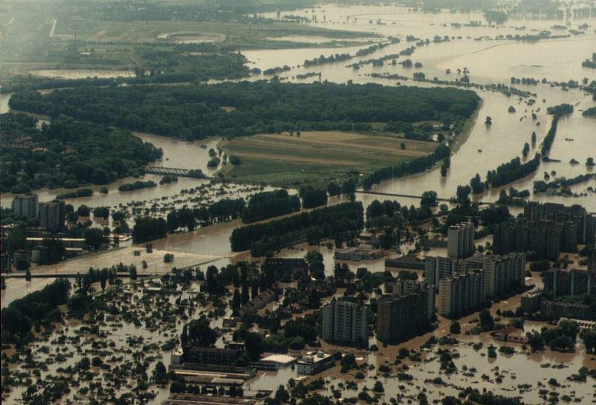 Powódź 1997 nad Opolszczyzną z lotu ptaka. Opole (Paweł...