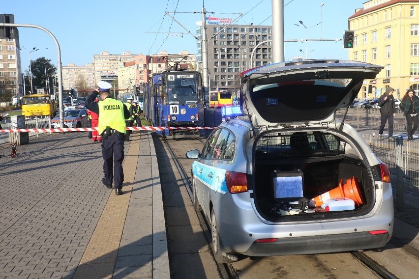 Wypadek na placu Jana Pawła II, kobieta wpadła pod tramwaj