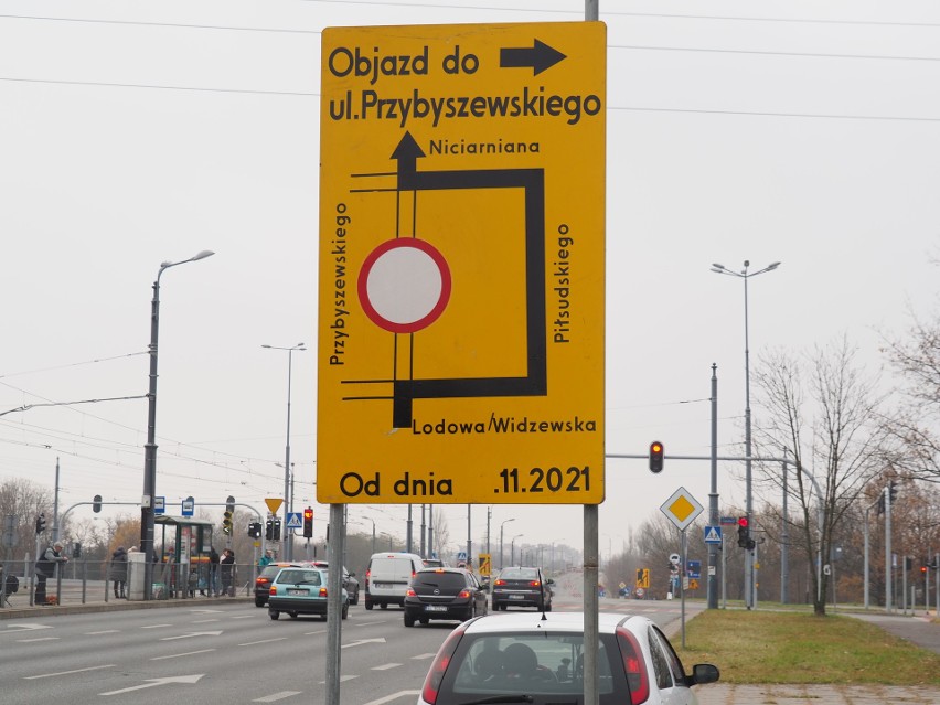 Zmiana organizacji ruchu na ul. Przybyszewskiego! Na razie ustawiono znaki, kiedy rozpocznie się rozbiórka wiaduktu, nie wiadomo