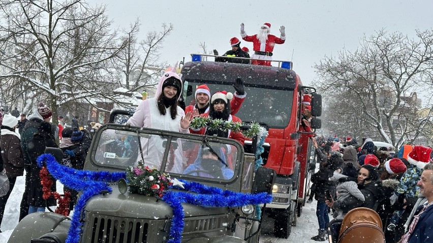 XX Parada Mikołajów przejechała przez zimowy Tarnobrzeg. Bajeczne wydarzenie w śnieżnej scenerii przyciągnęło tłumy. Zobacz zdjęcia 