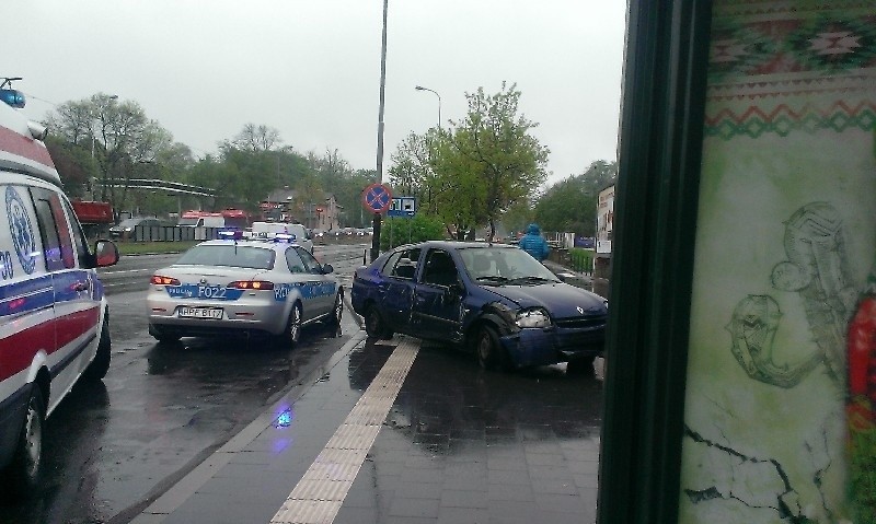 Wypadek na al. Politechniki. Tramwaj zderzył się z samochodem