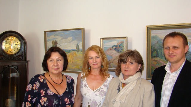 Na tle eksponowanych obrazów - od lewej: Aleksandra  Kempińska, komisarz wystawy Danuta Nawrocka, Marta Kempińska i Grzegorz Gereluk.
