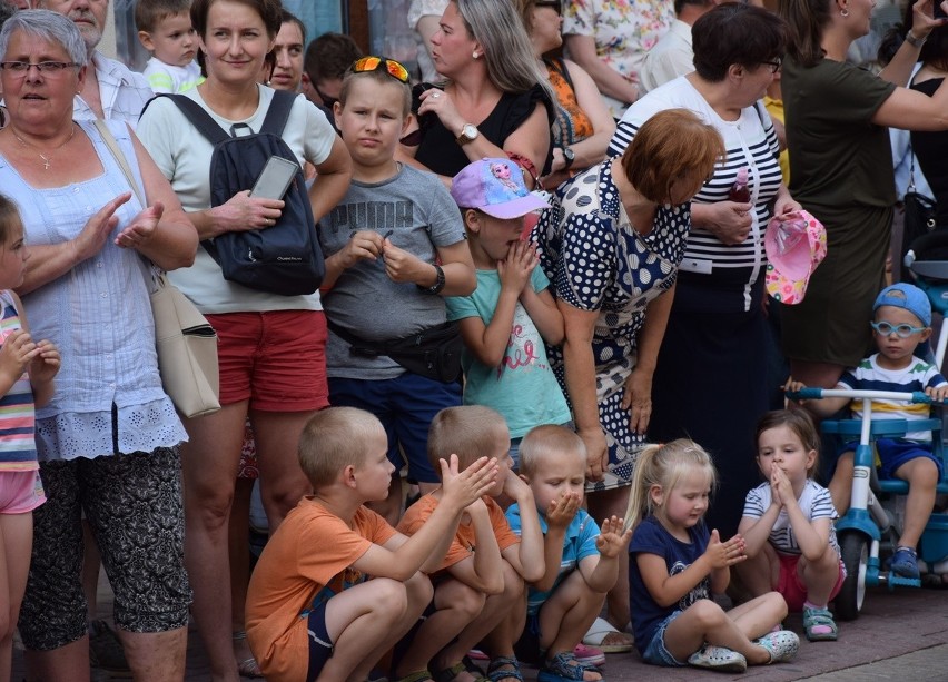 Gorlice. Festiwal Świat pod Kyczerą. Przez miejski deptak przeszedł barwny korowód artystów z różnych stron świata