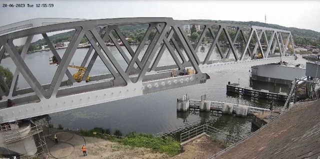Most będzie miał trzy przęsła o długości całkowitej 306 metrów. Przęsła są kratownicowe, a na ich wykonanie zużyto 2800 ton stali konstrukcyjnej