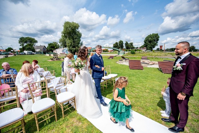 Piękny ślub nad odrą w Nowej Soli. Tak powiedzieli sobie pani Magdalena i pan Paweł. Kliknij w zdjęcie i przejdź do galerii>>>>