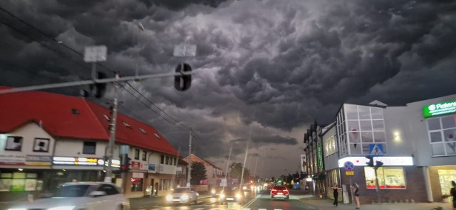 W godzinach wieczornych 24 sierpnia niebo nad Łodzią i okolicach spowiły gęste ciemne chmury. Wyglądało to bardzo groźnie! Zobaczcie zdjęcia naszych Czytelników.ZOBACZ DZISIEJSZE FOTOGRAFIE NIEBA NAD NASZYM WOJEWÓDZTWEM - KLIKNIJ DALEJ