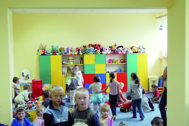 Przedszkolaki z Czyżewa-Osady zaczęły rok szkolny w wyremontowanym budynku. Maluchy z Rosochatego Kościelnego po raz pierwszy pójdą do przedszkola.