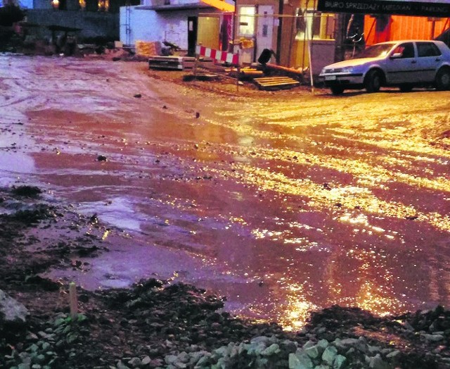 Zabłocone buty, ubrania czy też wózki dziecięce to codzienność - alarmują osoby, które już mieszkają na osiedlu Bagry Park