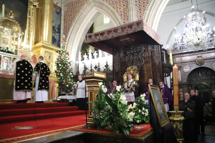 Pogrzeb biskupa Tadeusza Pieronka odbywa się w Krakowie 3...