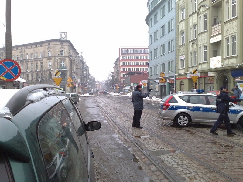 Podejrzany pakunek w centrum Bydgoszczy sparaliżował miasto. Ewakuowano około 100 osób [zobacz zdjęcia]