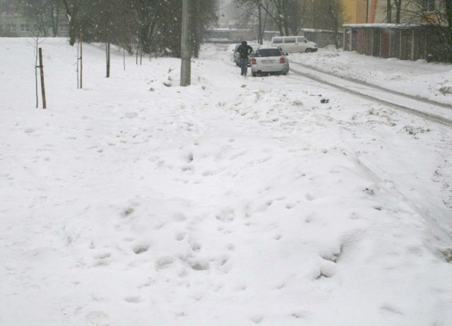 Chodnik przy ulicy Sowińskiego.