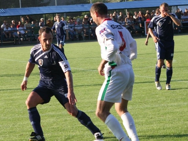 Tomasza Drąga (z lewej) i jego kolegów z defensywy Ruchu czeka z pewnością jutro sporo pracy.