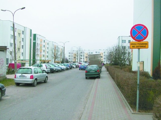 Mieszkańcy żądają, by spółdzielnia zlikwidowała parking strzeżony i komis.