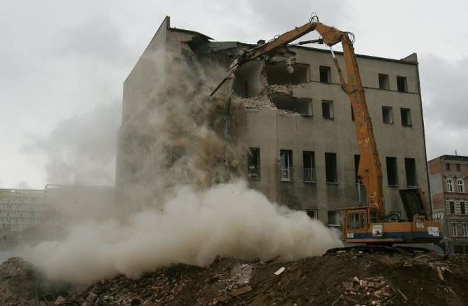 1 PaLdziernika 2008. Wyburzanie budynku Pleciugi.