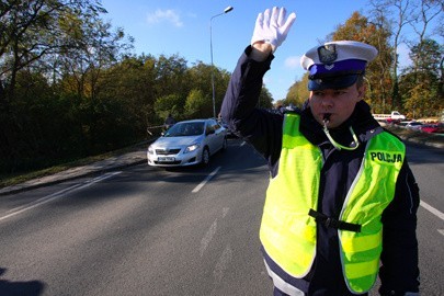 Policja przypomina kierowcom, aby zwracali uwagę na polecenia wydawane przez funkcjonariuszy kierujących ruchem