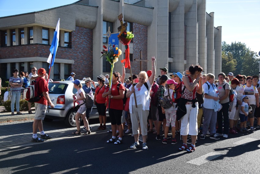 Oświęcimscy pątnicy w pięciu grupach z dekanatów:...