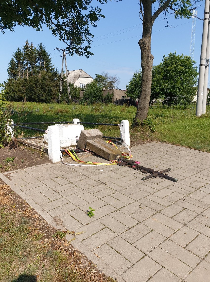 Wandale zniszczyli krzyż przydrożny w Tykocinie