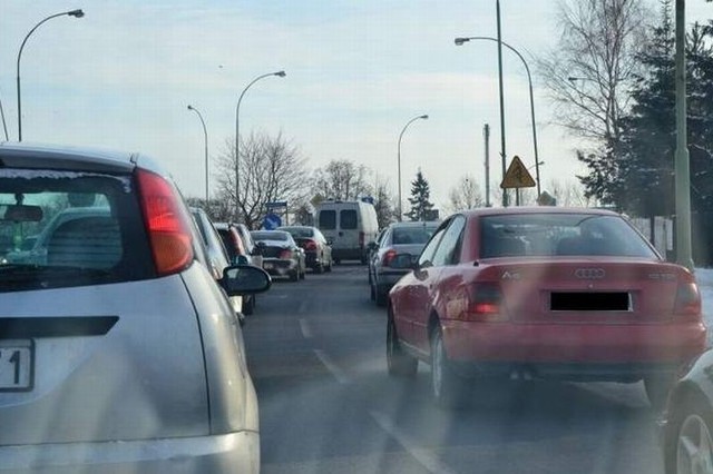 Protest w Suwałkach. Kierowcy zmierzają na stację paliw.