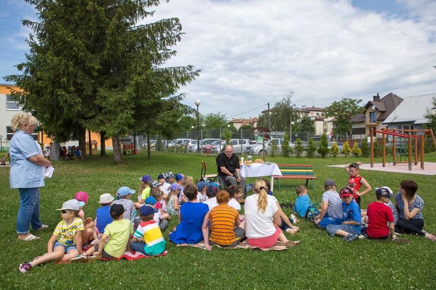 Tarnów. "Czytanie na murawie" w przedszkolu nr 8