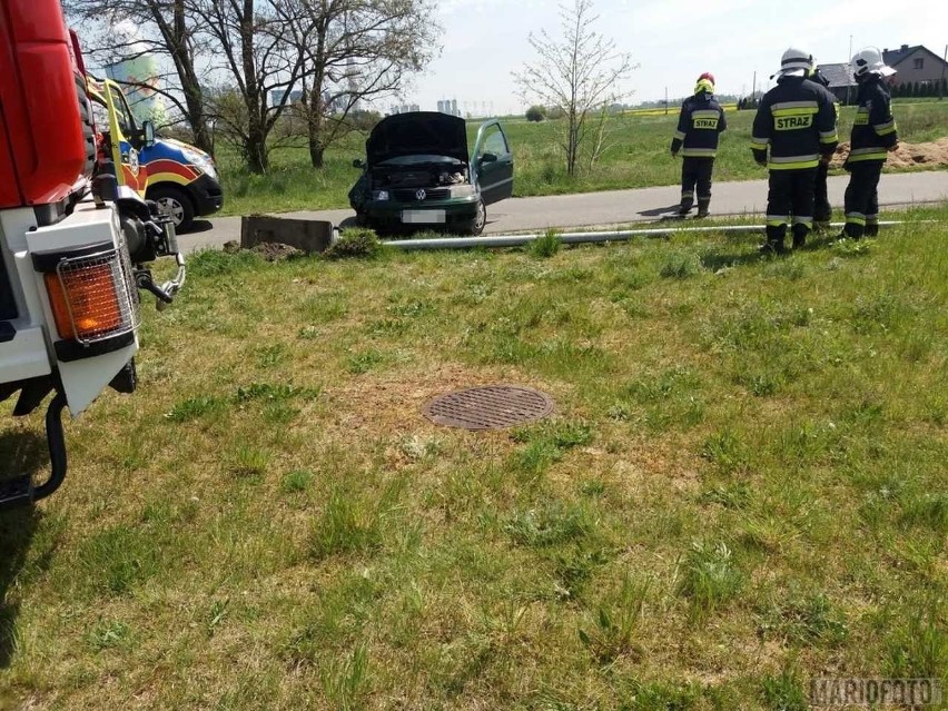 W Dobrzeniu Wielkim volkswagen uderzył w słup.