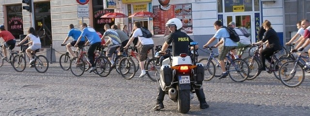 Policjanci dbali o bezpieczeństwo w trakcie przejazdu rowerzystów