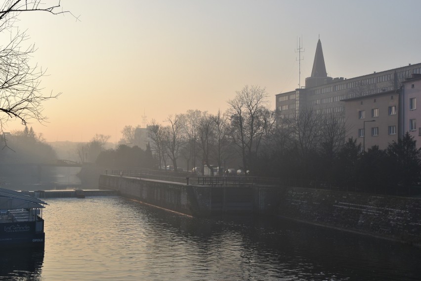 Smog w Opolu o poranku w piątek 17 stycznia