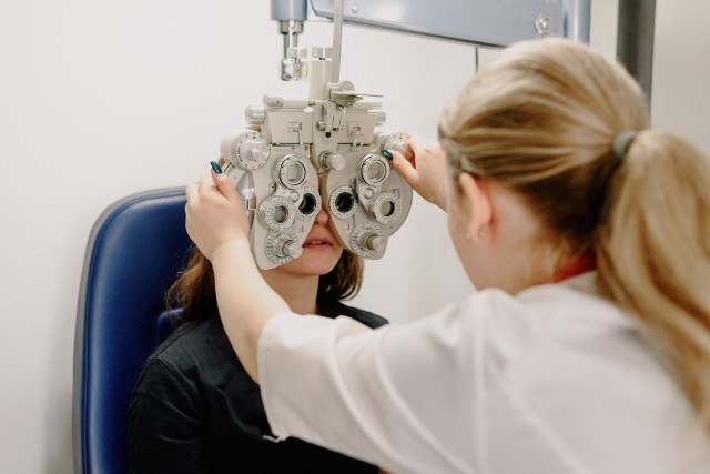 Wraz z wiekiem dochodzi do fizjologicznego pogorszenia wzroku, jednak odpowiednia profilaktyka pozwala na dłużej zachować zdrowie oczu. Niestety krąży wiele opinii na temat wpływu różnych czynników na rozwój wad wzroku. Które z nich są kłamstwem?